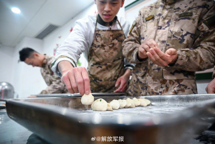 冬至，军营里一起包饺子！