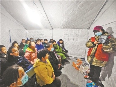 “帐篷学校”里的“第一课” “帐篷学校”里的“第一课”