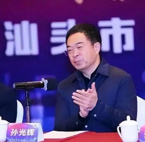 大肆收受礼金，广州一高校党委原副书记被双开，曾任汕头市纪委书记