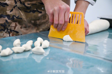 冬至，军营里一起包饺子！