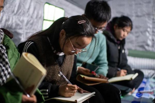 学生陆续复课！活动板房加紧安装！震区最新消息汇总→