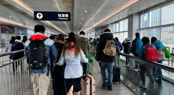 火爆！深港多个口岸迎人潮