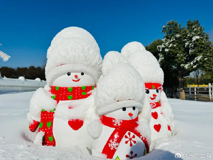 近日气温骤降,金山山阳田园里的“冰雪世界”,让市民朋友们流连忘返 近日气温骤降,金山山阳田园里的“冰雪世界”,让市民朋友们流连忘返