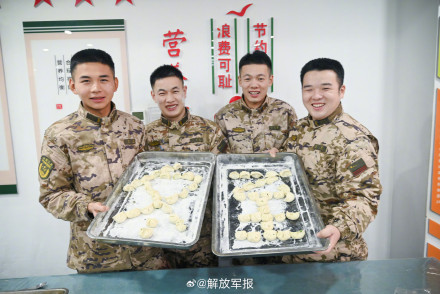 冬至，军营里一起包饺子！
