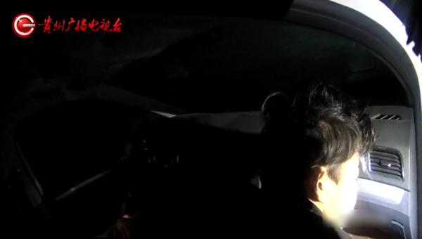 神秘男子在贵阳一小区“开盲盒”,动动手指就上了别人的车,车内财物被...... 神秘男子在贵阳一小区“开盲盒”,动动手指就上了别人的车,车内财物被......