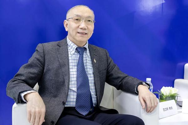 这届年轻人为什么年纪轻轻就“秃”了？青少年斑秃不重视影响一辈子！