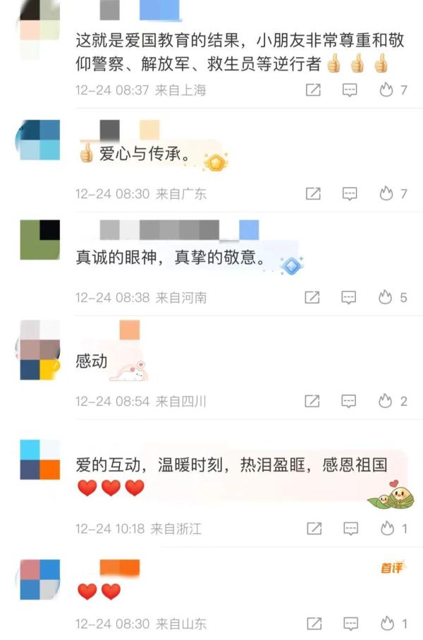 孩子们的一个动作，把网友看哭了