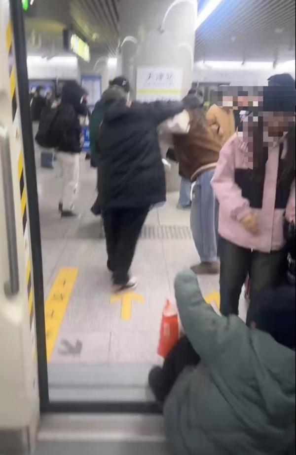 女子与两名大妈发生肢体冲突,天津地铁:未影响运行,警方介入 女子与两名大妈发生肢体冲突,天津地铁:未影响运行,警方介入