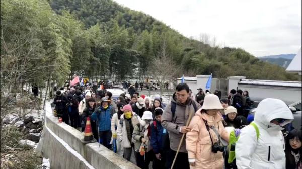 原地堵车8小时!杭州一废弃景区涌入大量游客看雪堵死山道 原地堵车8小时!杭州一废弃景区涌入大量游客看雪堵死山道
