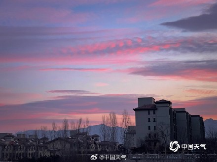 晨曦中的明亮色调 北京金粉亮色朝霞扮靓天空