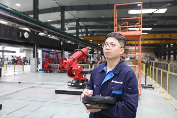 不进大厂进工厂,这位博士工匠让机器人生产机器人 不进大厂进工厂,这位博士工匠让机器人生产机器人