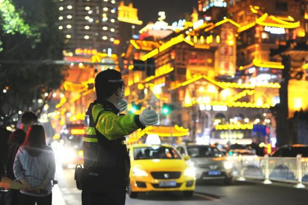 重庆：跨年夜，解放碑、朝天门、洪崖洞有交通管制，具体时间路段是→