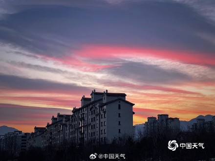 晨曦中的明亮色调 北京金粉亮色朝霞扮靓天空