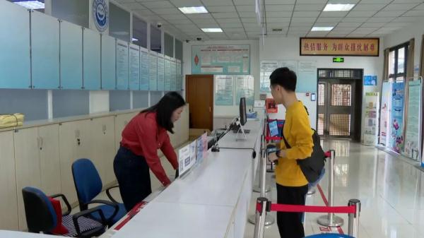 划条线就成“私人车位”？厦门岛外这条路上违停严重……