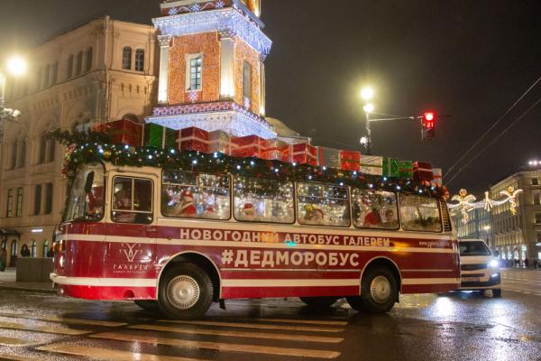 俄罗斯:“严寒老人”节日巴士迎新年 俄罗斯:“严寒老人”节日巴士迎新年