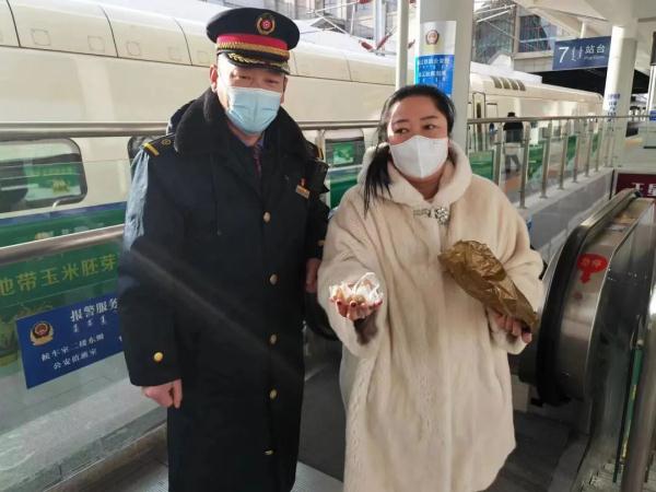 沈阳始发！C1103次列车！乘客持票出站被堵回来，竟然是因为……