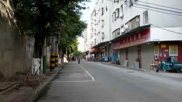 划条线就成“私人车位”？厦门岛外这条路上违停严重……