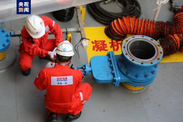 “深海一号”完成投产以来首次凝析油舱清舱检测作业