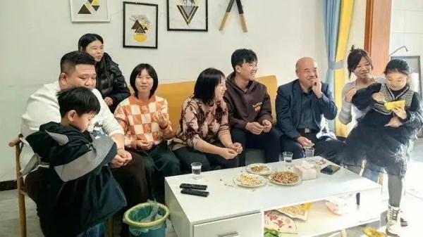 “亿万富豪”之子认亲后直播带货,本人回应→ “亿万富豪”之子认亲后直播带货,本人回应→