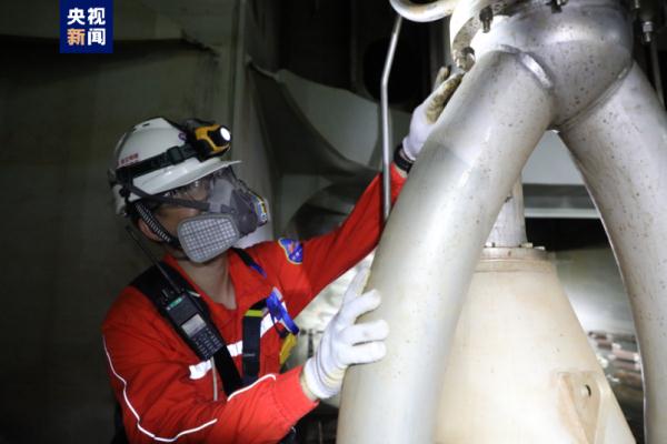 “深海一号”完成投产以来首次凝析油舱清舱检测作业