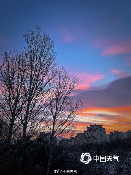 晨曦中的明亮色调 北京金粉亮色朝霞扮靓天空