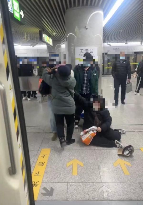 女子与两名大妈发生肢体冲突,天津地铁:未影响运行,警方介入 女子与两名大妈发生肢体冲突,天津地铁:未影响运行,警方介入