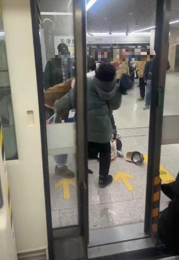 女子与两名大妈发生肢体冲突,天津地铁:未影响运行,警方介入 女子与两名大妈发生肢体冲突,天津地铁:未影响运行,警方介入