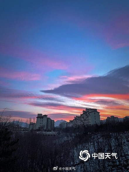 晨曦中的明亮色调 北京金粉亮色朝霞扮靓天空