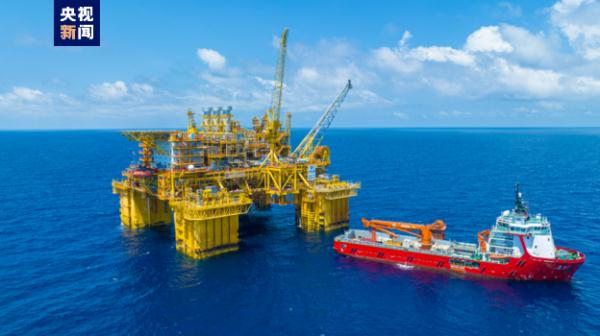 “深海一号”完成投产以来首次凝析油舱清舱检测作业