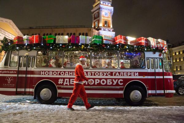 俄罗斯:“严寒老人”节日巴士迎新年 俄罗斯:“严寒老人”节日巴士迎新年