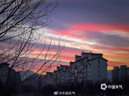 晨曦中的明亮色调 北京金粉亮色朝霞扮靓天空