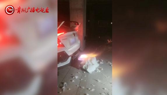 车尾巴是真“喷火”，开汽车的“鬼火少年”成功引起了民警的注意......