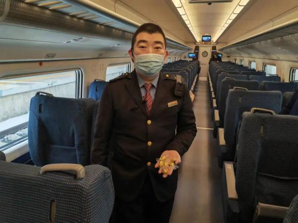 沈阳始发！C1103次列车！乘客持票出站被堵回来，竟然是因为……