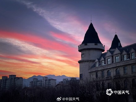 晨曦中的明亮色调 北京金粉亮色朝霞扮靓天空