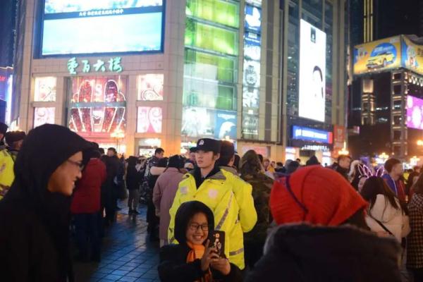重庆：跨年夜，解放碑、朝天门、洪崖洞有交通管制，具体时间路段是→
