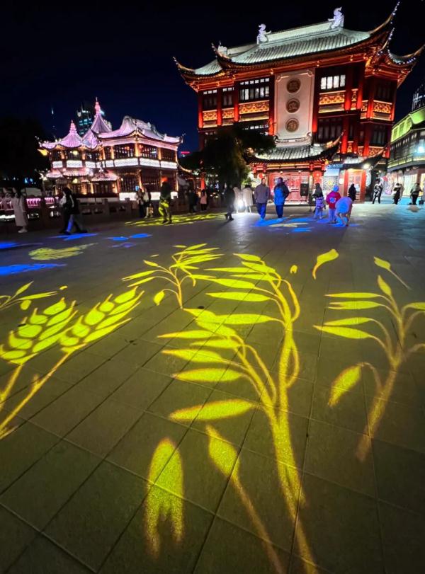 中式浪漫天花板来了！连同上海人爱吃的它，都火到巴黎街头排起长队销售火爆…
