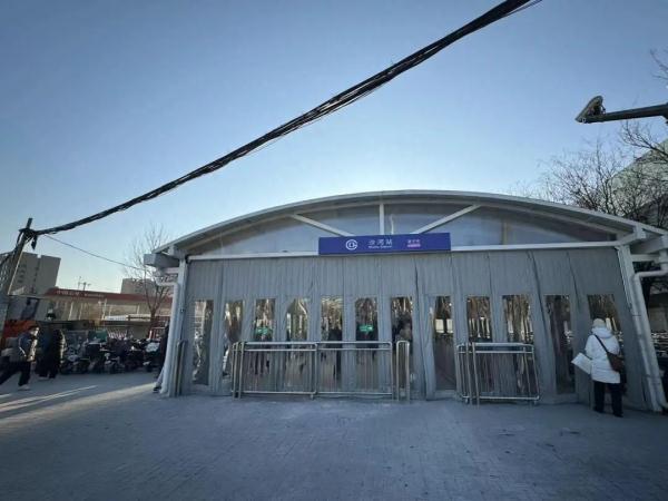 暖和多了!北京这两个地铁站加装站外候车“神器”! 暖和多了!北京这两个地铁站加装站外候车“神器”!