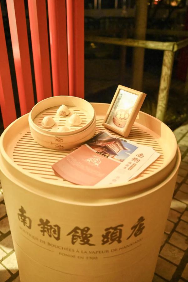 中式浪漫天花板来了！连同上海人爱吃的它，都火到巴黎街头排起长队销售火爆…