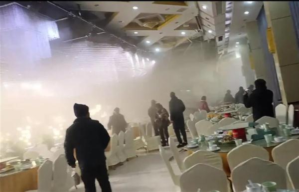 河南省三门峡市一酒店办婚宴时吊顶坍塌,多人受伤 河南省三门峡市一酒店办婚宴时吊顶坍塌,多人受伤