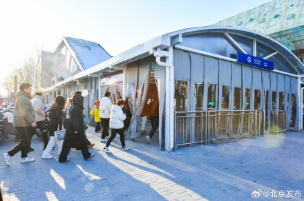 排队进站不再挨冻了！地铁沙河站、天通苑站启用站外保暖设施