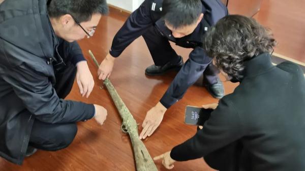 浙江一男子提枪来派出所，一查不得了......