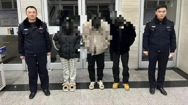 深夜,济南3人燃放烟花爆竹被处罚 深夜,济南3人燃放烟花爆竹被处罚