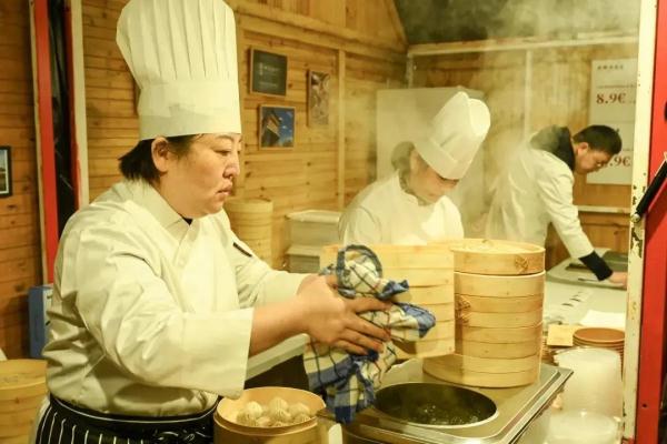 中式浪漫天花板来了！连同上海人爱吃的它，都火到巴黎街头排起长队销售火爆…