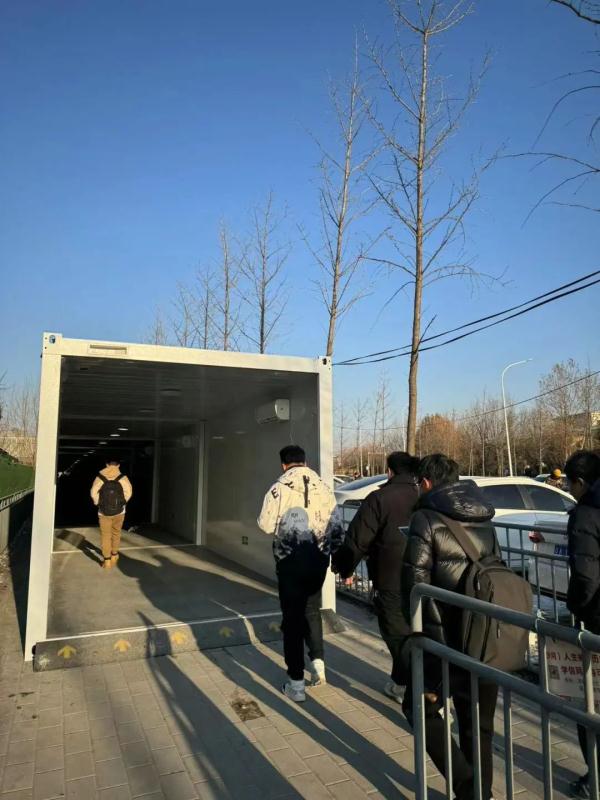 暖和多了!北京这两个地铁站加装站外候车“神器”! 暖和多了!北京这两个地铁站加装站外候车“神器”!