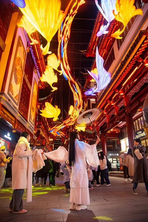 中式浪漫天花板来了！连同上海人爱吃的它，都火到巴黎街头排起长队销售火爆…