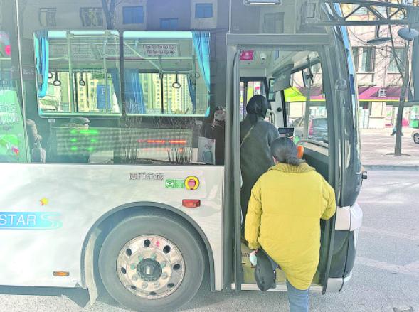 西宁17路公交车在梨园路通行！新增2个公交站点