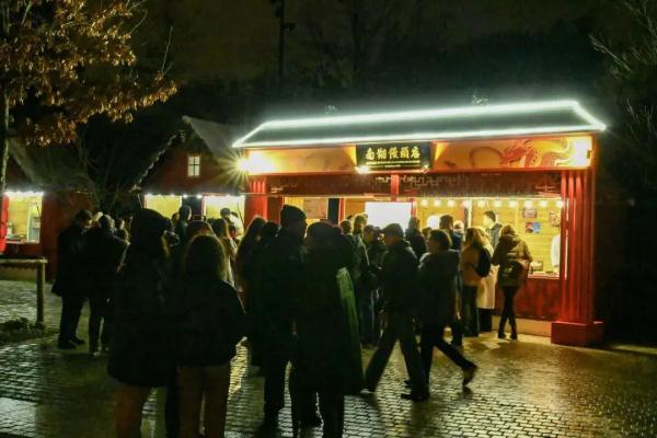 中式浪漫天花板来了！连同上海人爱吃的它，都火到巴黎街头排起长队销售火爆…