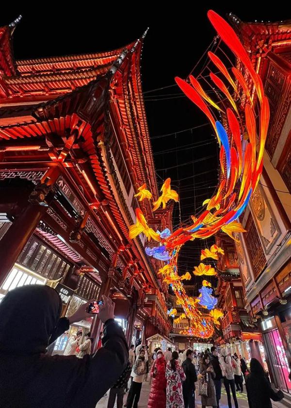 中式浪漫天花板来了！连同上海人爱吃的它，都火到巴黎街头排起长队销售火爆…