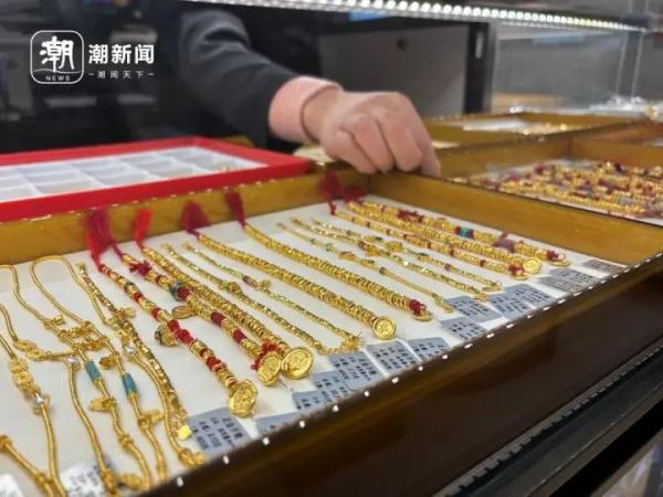 “卖了两套房，全部囤黄金了！”年末黄金继续热销，200米路开15家金店......