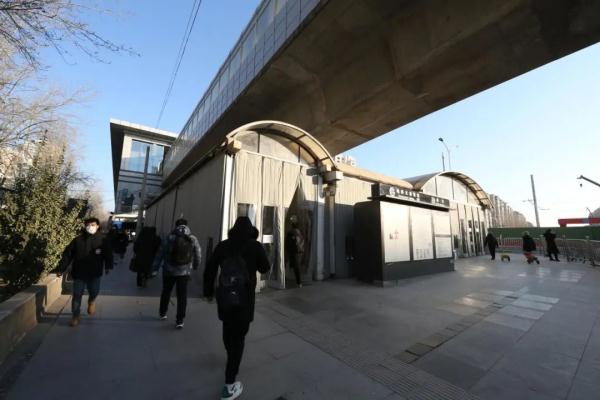 暖和多了!北京这两个地铁站加装站外候车“神器”! 暖和多了!北京这两个地铁站加装站外候车“神器”!